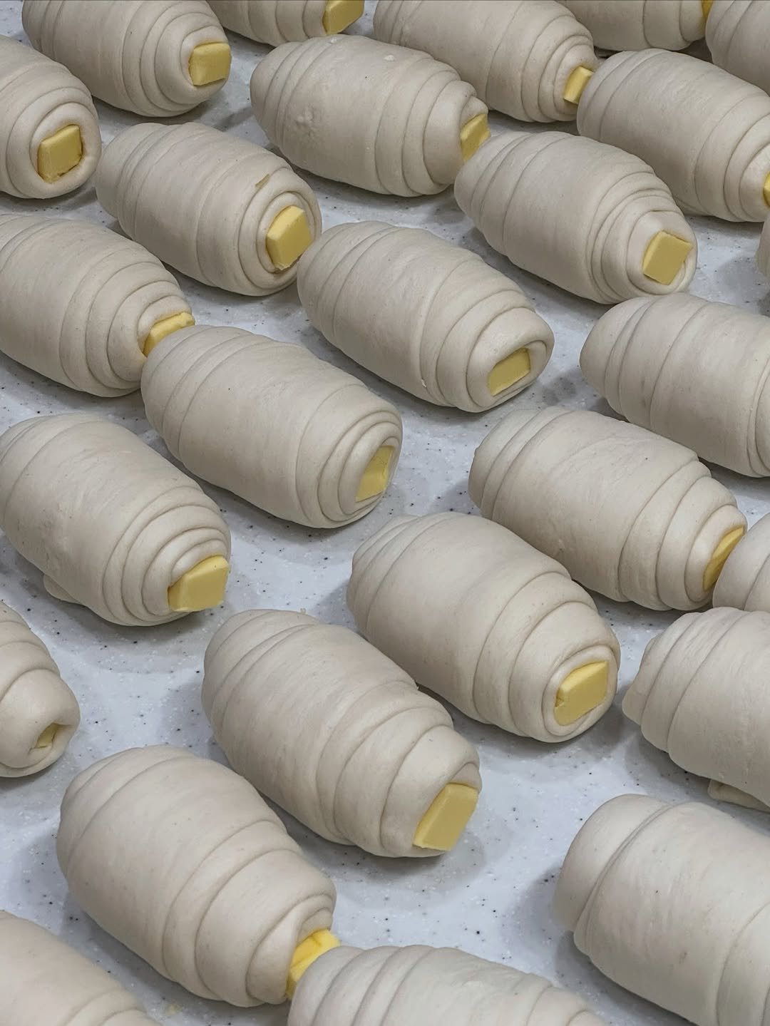 Photo by 두바이 쫀득쿠키 |화성답례품| 통밀디저트 | 향남과자상점 on January 23, 2026. May be an image of croissant, bread and text.