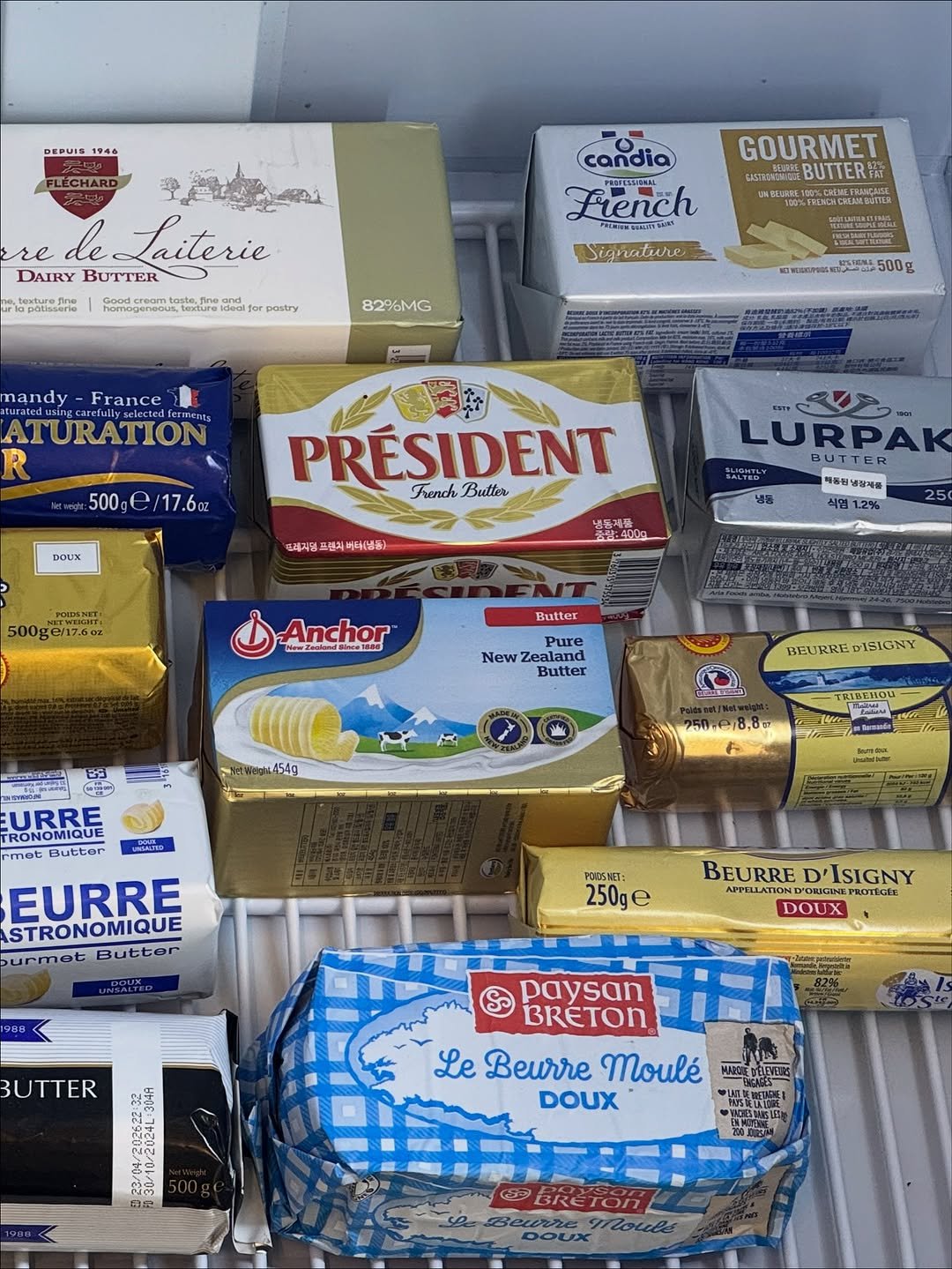 Photo by 화성답례품| 쌀디저트 | 통밀디저트 | 향남과자상점 on November 07, 2025. May be an image of refrigerator, butter and text.