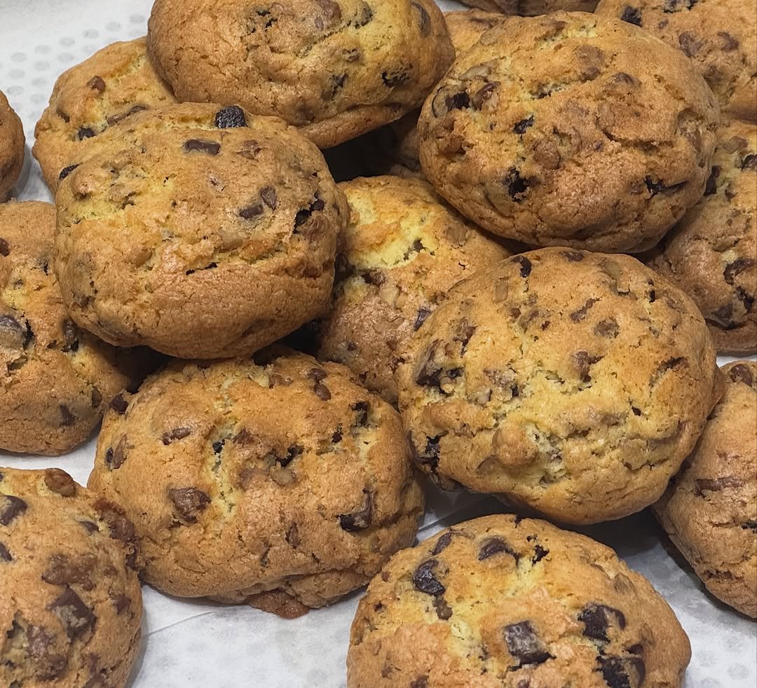 Photo by 화성답례품| 쌀디저트 | 통밀디저트 | 향남과자상점 on November 19, 2025. May be an image of oatmeal cookies, cookies, baked goods, raisin and text.