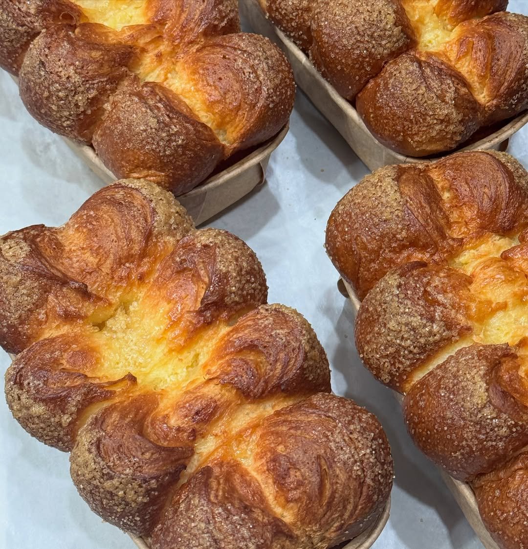 Photo by 화성답례품| 쌀디저트 | 통밀디저트 | 향남과자상점 on August 21, 2025. May be an image of babka, baguette, pastry, buns and text.