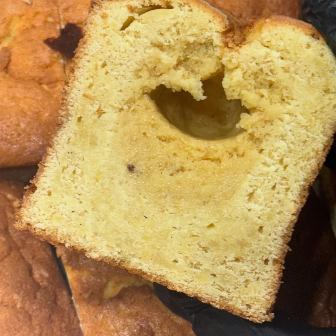 Photo by 화성답례품| 쌀디저트 | 통밀디저트 | 향남과자상점 on August 16, 2025. May be an image of chiffon cake, babka, raisin, baked goods, muffin, cornbread and text.