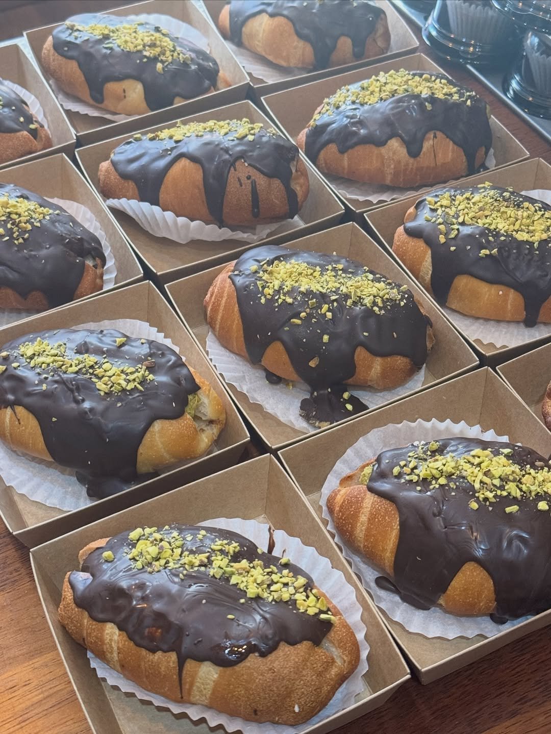 Photo by 두바이 쫀득쿠키 |화성답례품| 통밀디저트 | 향남과자상점 on February 13, 2026. May be an image of cake, eclair and text.