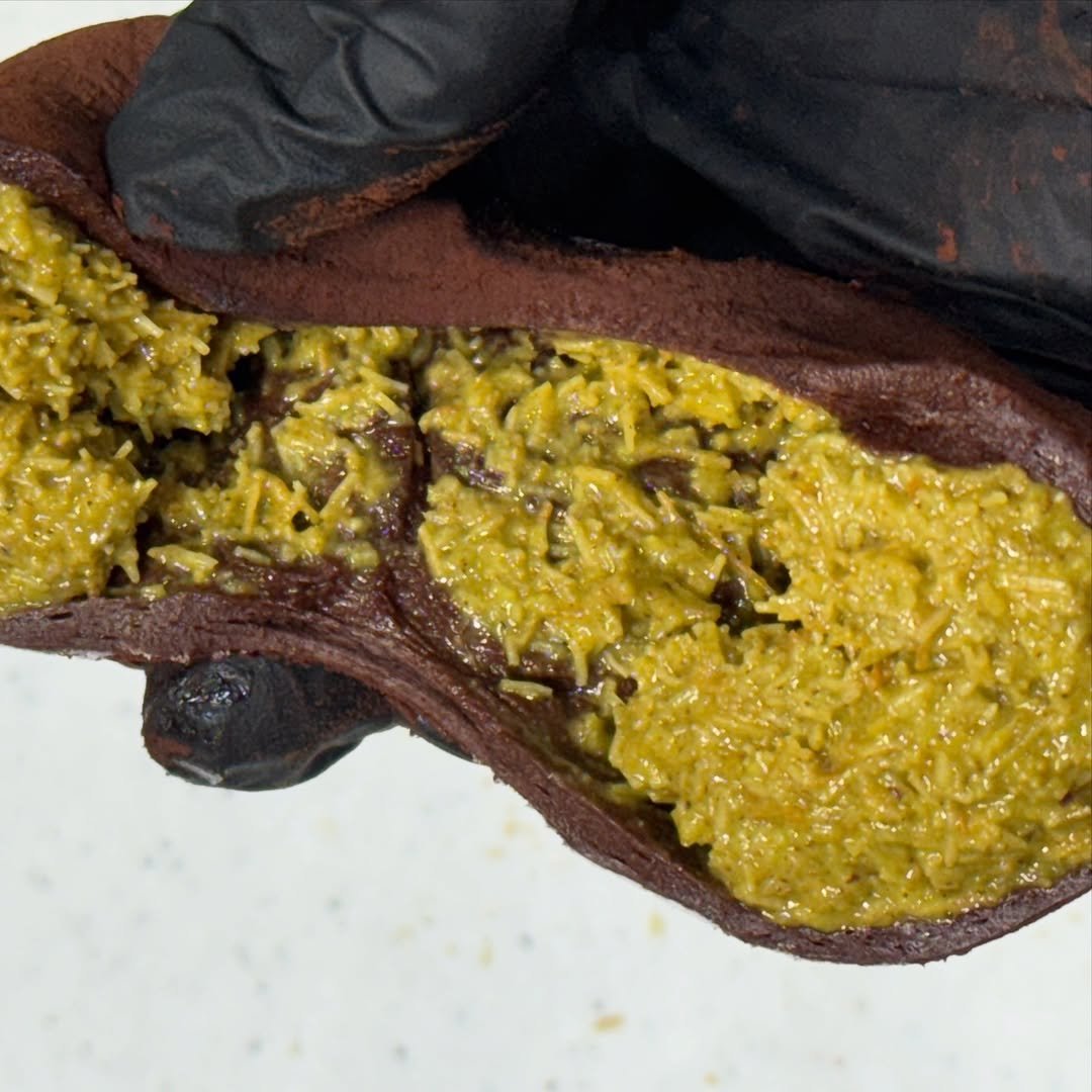 Photo by 두바이 쫀득쿠키 |화성답례품| 통밀디저트 | 향남과자상점 on January 03, 2026. May be an image of sauce, herb and text.