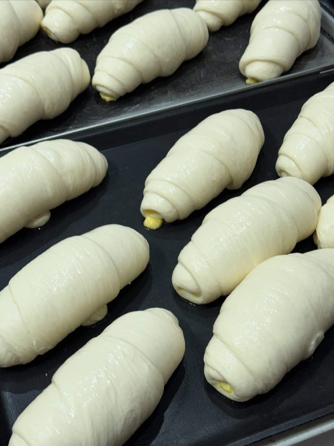 Photo by 화성답례품| 쌀디저트 | 통밀디저트 | 향남과자상점 on August 08, 2025. May be an image of babka, turnover, croissant and text.