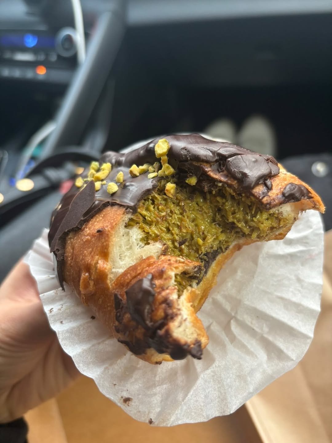 Photo by 두바이 쫀득쿠키 |화성답례품| 통밀디저트 | 향남과자상점 on February 05, 2026. May be an image of eclair, croissant and text.