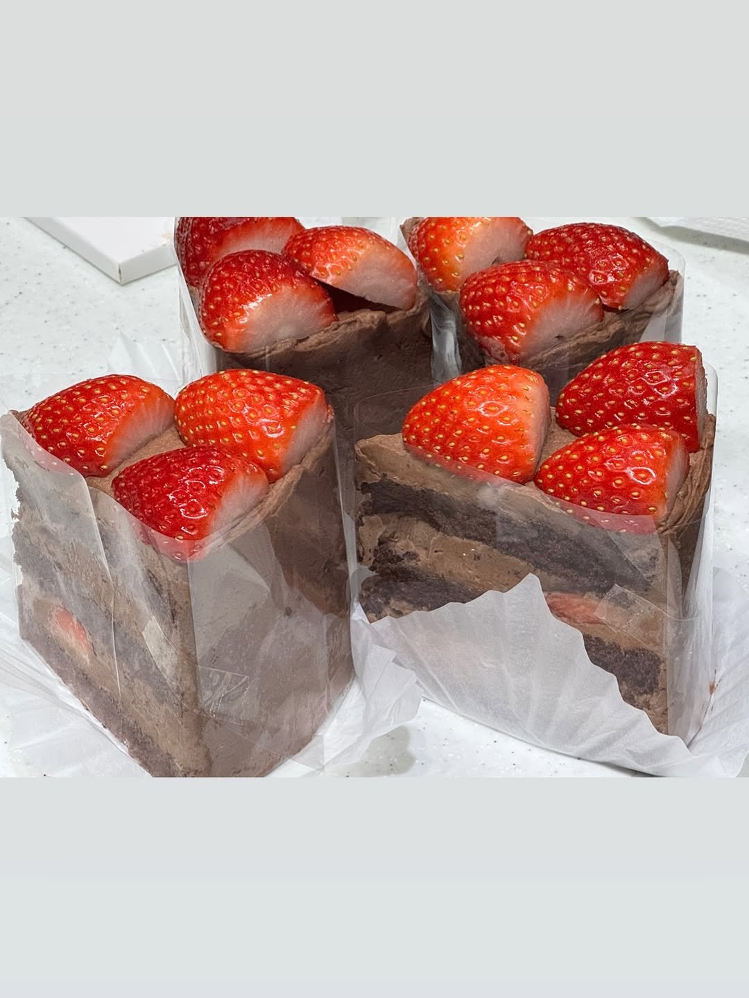 Photo by 두바이 쫀득쿠키 |화성답례품| 통밀디저트 | 향남과자상점 on December 12, 2025. May be an image of strawberry, cake, tart, fudge, brownie and text.