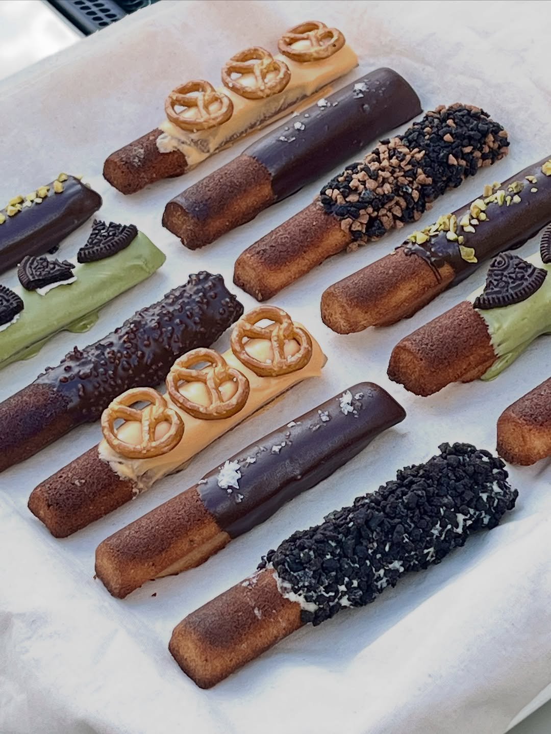 Photo by 화성답례품| 쌀디저트 | 통밀디저트 | 향남과자상점 on October 30, 2025. May be an image of breadstick, pretzel, wafer, eclair and text.