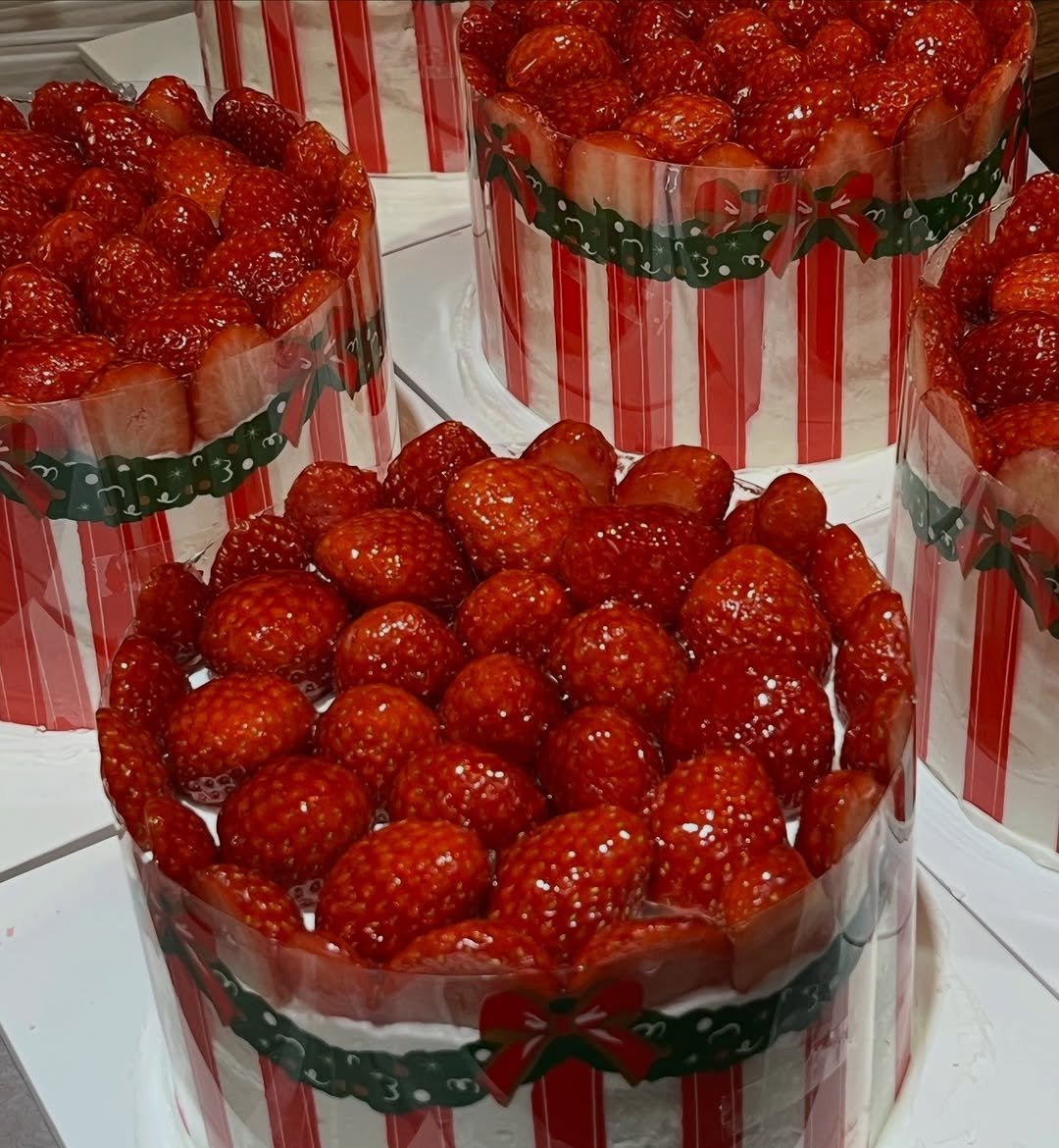 Photo by 두바이 쫀득쿠키 |화성답례품| 통밀디저트 | 향남과자상점 on December 23, 2025. May be an image of cake, strawberry, cheesecake, fruitcake and text.