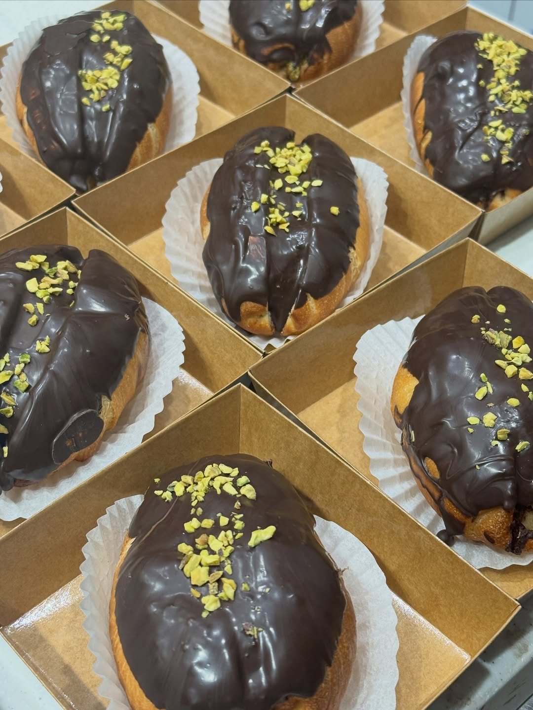 Photo by 두바이 쫀득쿠키 |화성답례품| 통밀디저트 | 향남과자상점 on February 04, 2026. May be an image of eclair and text.