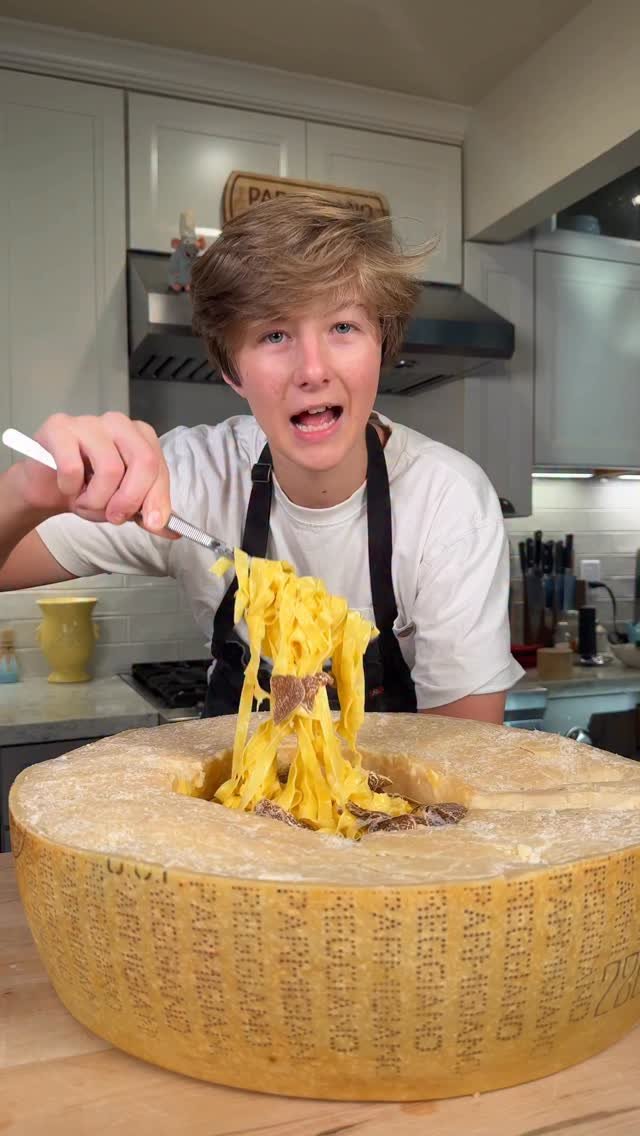 cookingwithkian 게시물 이미지: Pasta in a wheel of Parmigiano Reggiano!