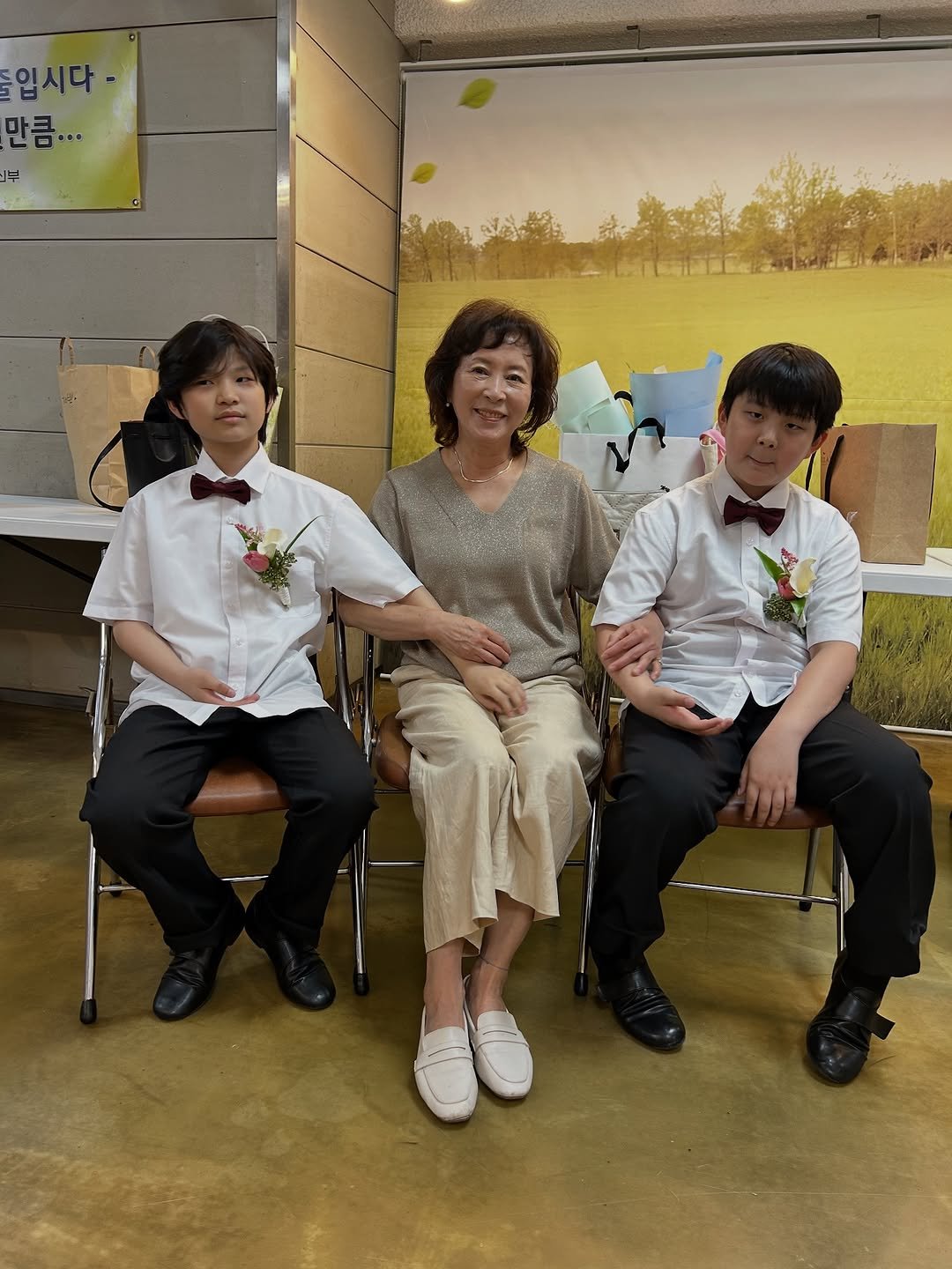 coolpowermom 게시물 이미지: 꿈을 꿨다.
꿈에선 난 십대였고
친구들과 학교를 가지않았다.
아무도 없는 상가...