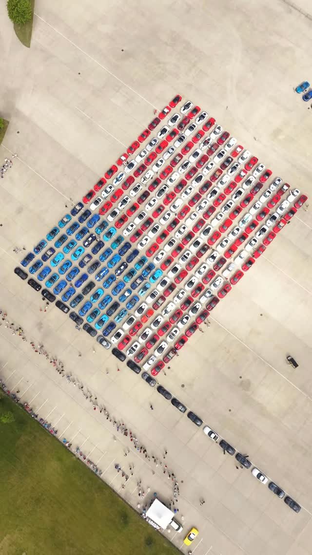 corvette 게시물 이미지: Hundreds of Corvettes gathered to celebrate...