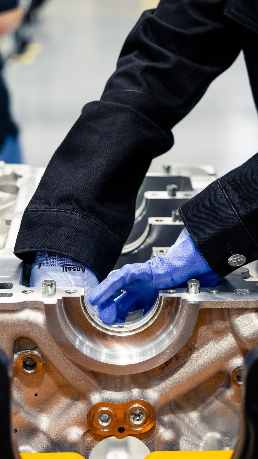 corvette 게시물 이미지: Pure precision. Built by hand. Heard in every detail.