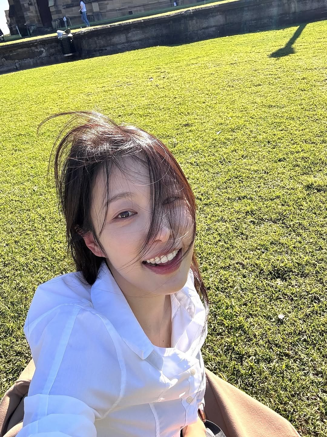 Photo by cosmojina 성진아 on September 13, 2025. May be a selfie of 2 people, grass, picnic and text.