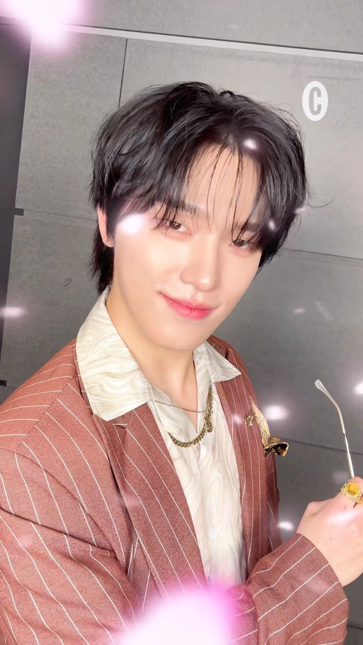 cosmopolitankorea 게시물 이미지: 동전 잡기 개인기인 줄 알았는데… 피철인 얼굴 자랑이었습니다😎 멋있고 귀여운...