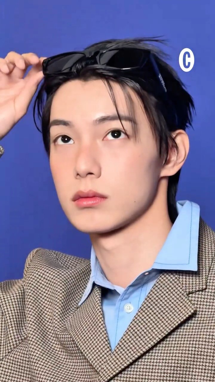 cosmopolitankorea 게시물 이미지: 최립우 솔로 데뷔 D-1! 코스모폴리탄 사무실에서 브이와 하트를 마구 뿌리고 다니는...