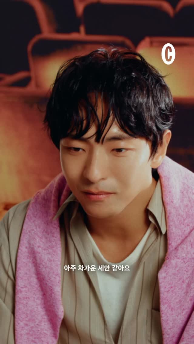 cosmopolitankorea 게시물 이미지: #제작비지원 “‘이동’은 차가운 세안같아요” 오렌지색 수트케이스만큼이나 톡톡 튀는...