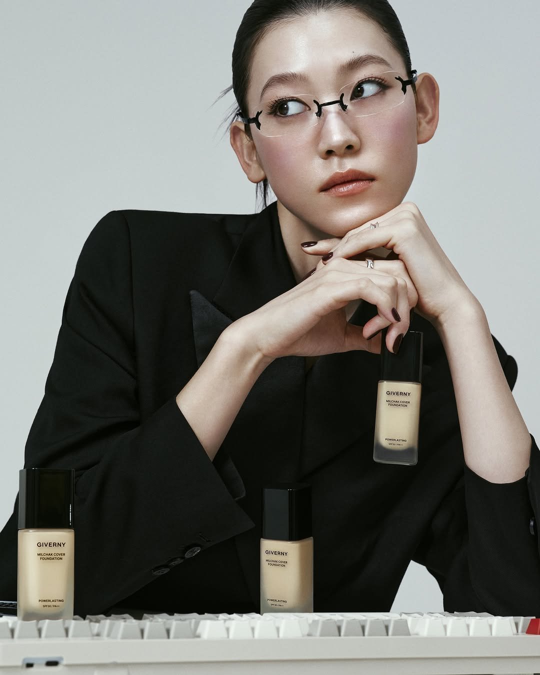 Photo shared by COSMOPOLITAN KOREA 코스모폴리탄 코리아 on January 16, 2026 tagging @giverny_korea. May be an image of one or more people, makeup, lipstick and text.