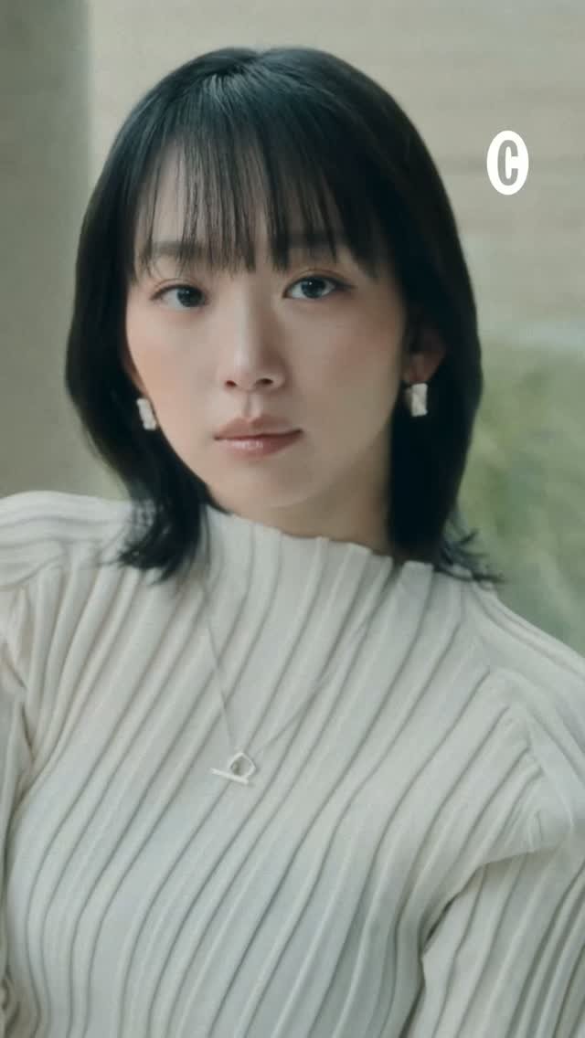 cosmopolitankorea 게시물 이미지: #제작지원 다채로운 매력의 배우 진기주와 루이까또즈의 청량한 만남!🩵 모던한 무드의...