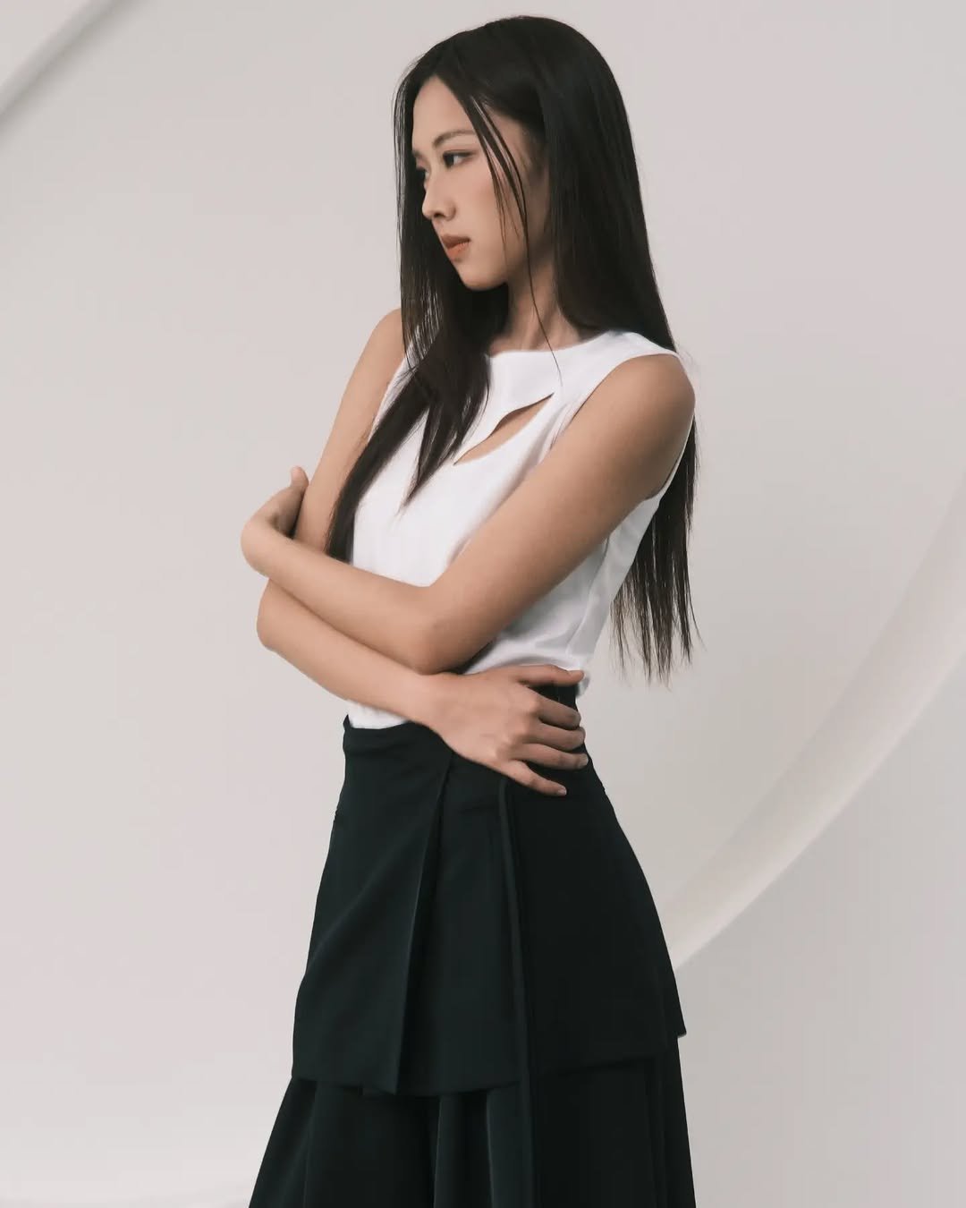 cotevoce_official 게시물 이미지: Cutout Diagonal Sleeveless

Color :...