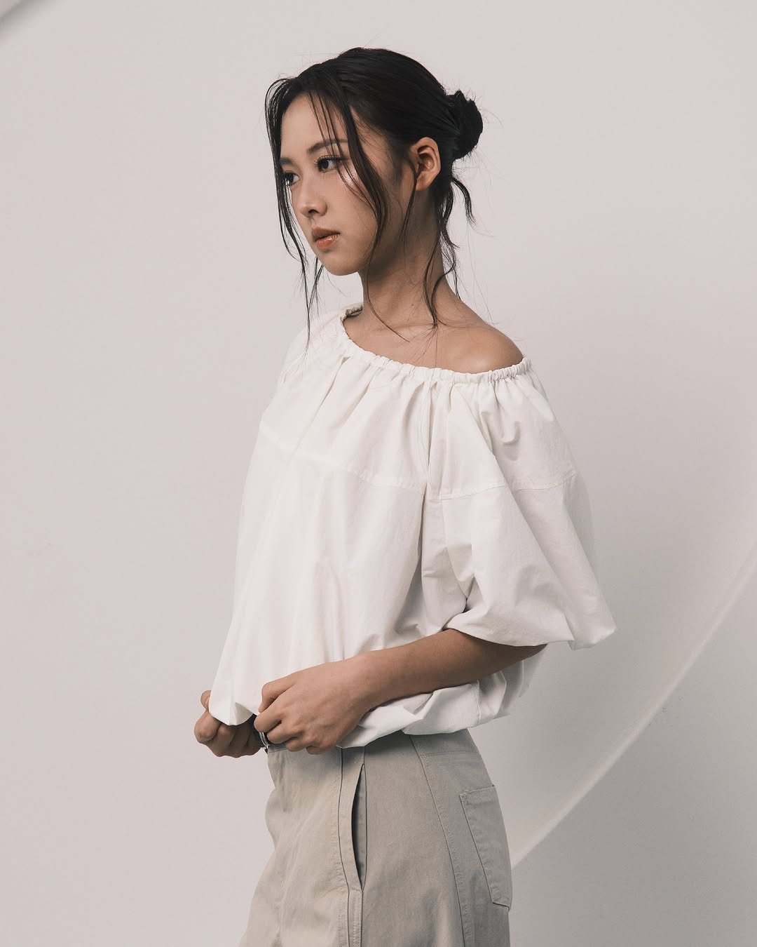 cotevoce_official 게시물 이미지: Off-Shoulder Puff Sleeve Blouse

Color:...