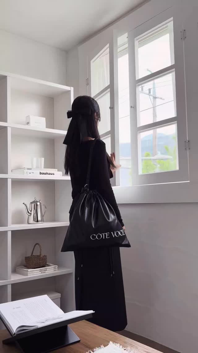 cotevoce_official 게시물 이미지: 지금, 코테보쎄의 첫 가방을 만나보세요.

FLOW DRAWSTRING BAG -...