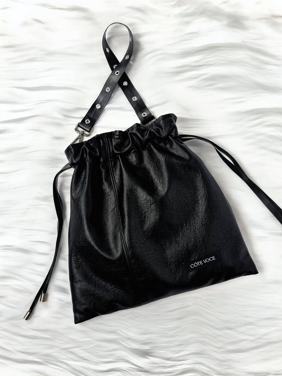 cotevoce_official 게시물 이미지: FLOW DRAWSTRING BAG - SMALL

4/17...