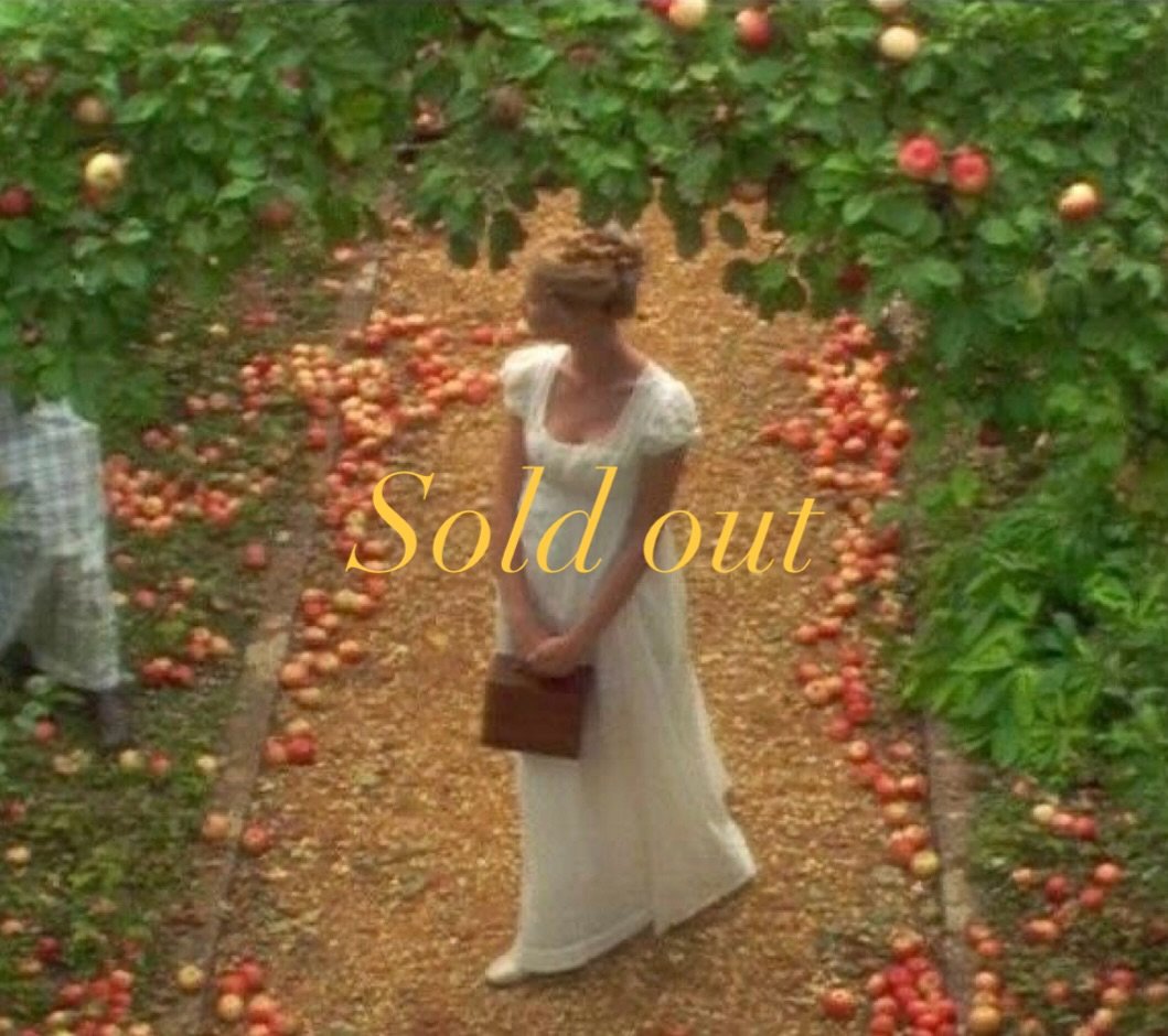 Photo by 쿠드푸드흐/천연발효 유기농 프랑스 베이커리 on August 07, 2025. May be an image of 1 person, apple and text that says 'Sold out'.