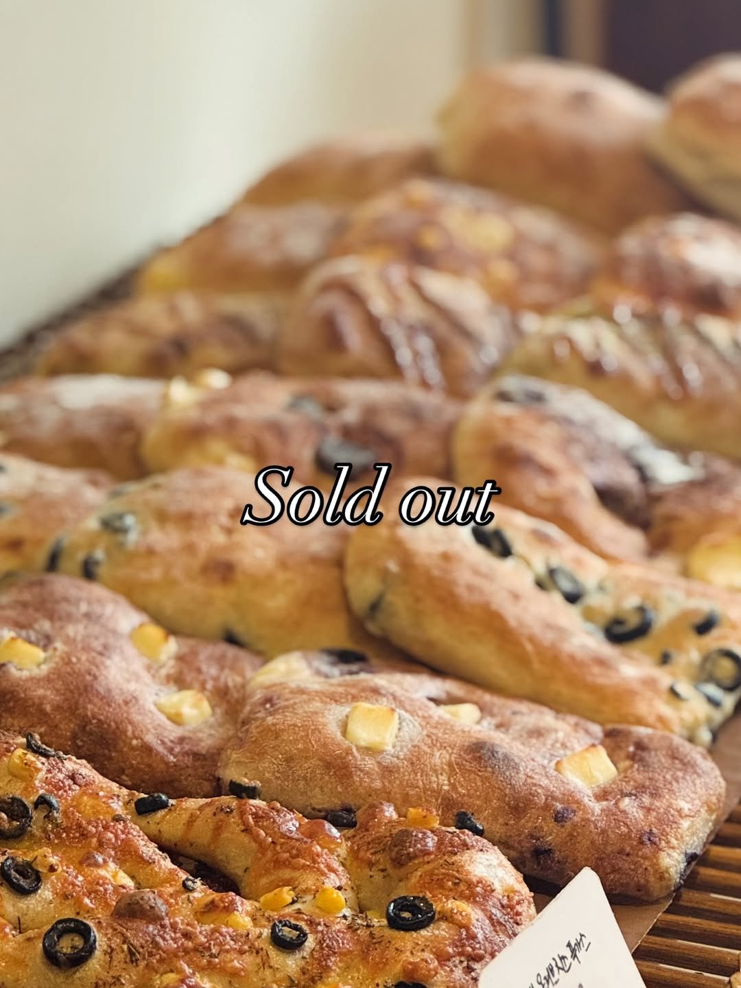 Photo by 쿠드푸드흐/천연발효 유기농 프랑스 베이커리 on August 08, 2025. May be an image of babka, baguette, raisin, croissant and text.