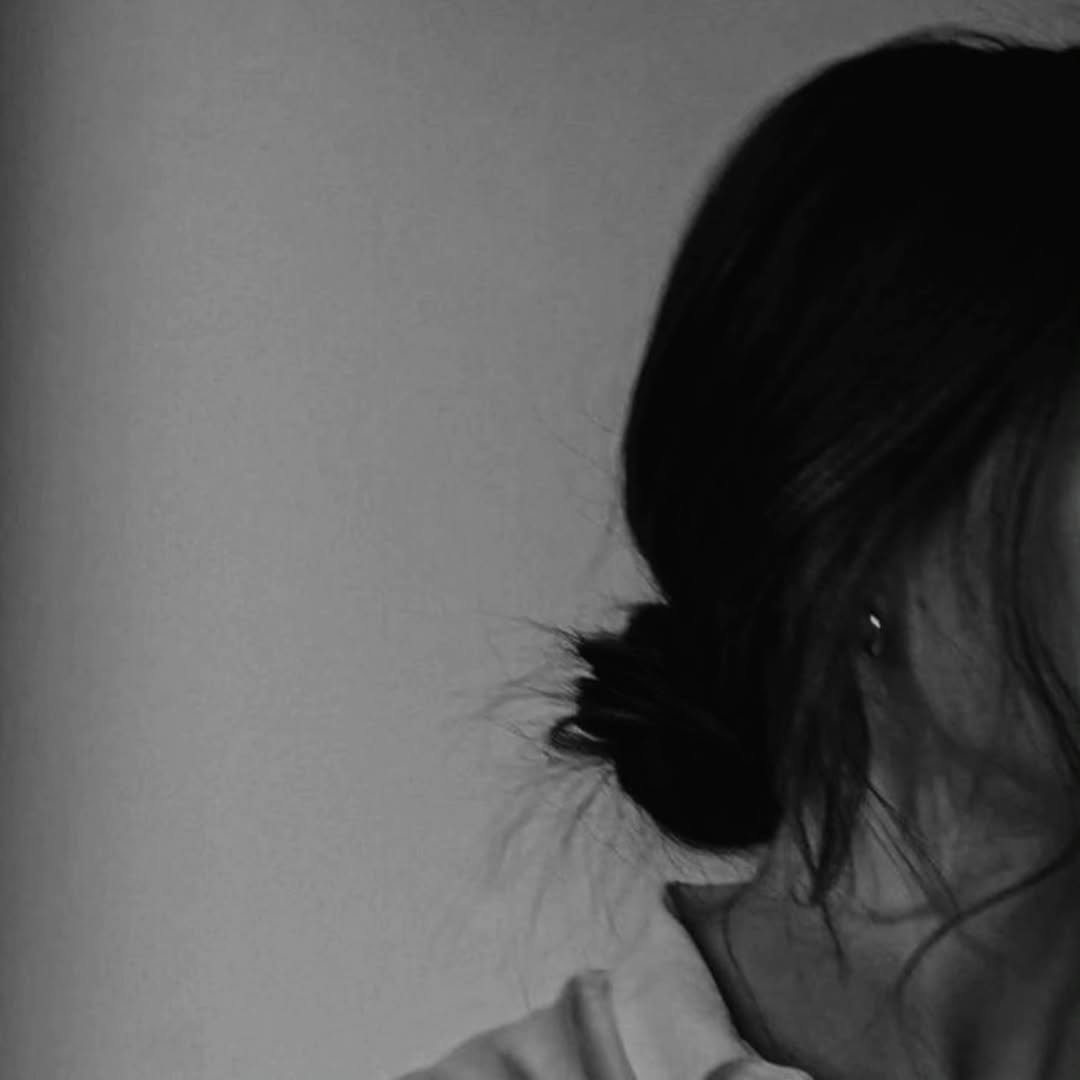 Photo by 검단두피문신 | 눈썹문신 | 입술•아이라인  멜라닌 케어 | 커버핏 대표원장 허은선 in 검단신도시. May be a black-and-white image of one or more people, hair, top and text.