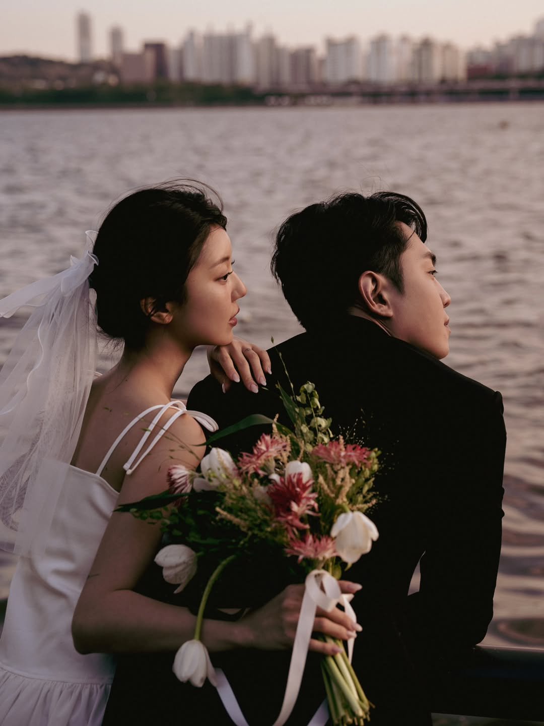 Photo shared by 외양간 스튜디오 | 홍대사진관 · 커플사진 · 커플스냅· 프로필사진 · 홍대증명사진 on August 09, 2025 tagging @gaehwa.w. May be an image of one or more people, wedding and text.