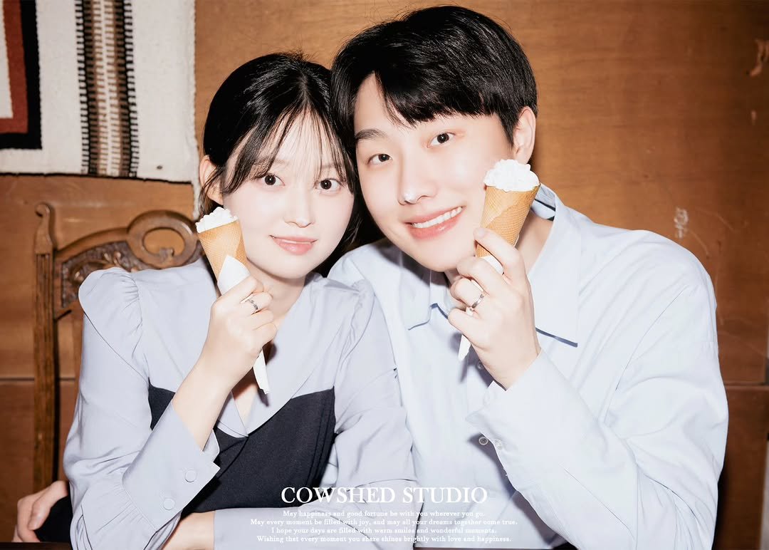 Photo by 외양간 스튜디오 | 홍대사진관 · 커플사진 · 커플스냅· 프로필사진 · 홍대증명사진 in 외양간스튜디오. May be an image of one or more people, ice cream and text.