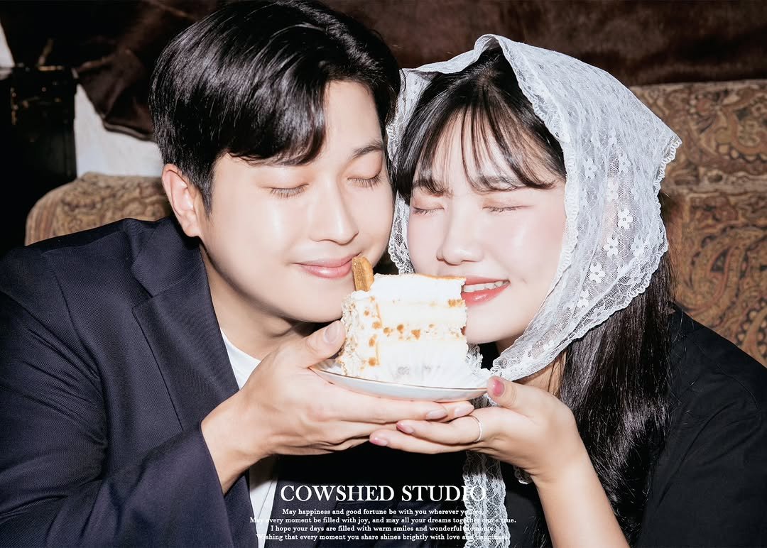 Photo by 외양간 스튜디오 | 홍대사진관 · 커플사진 · 커플스냅· 프로필사진 · 홍대증명사진 on September 11, 2025. May be an image of one or more people and text.