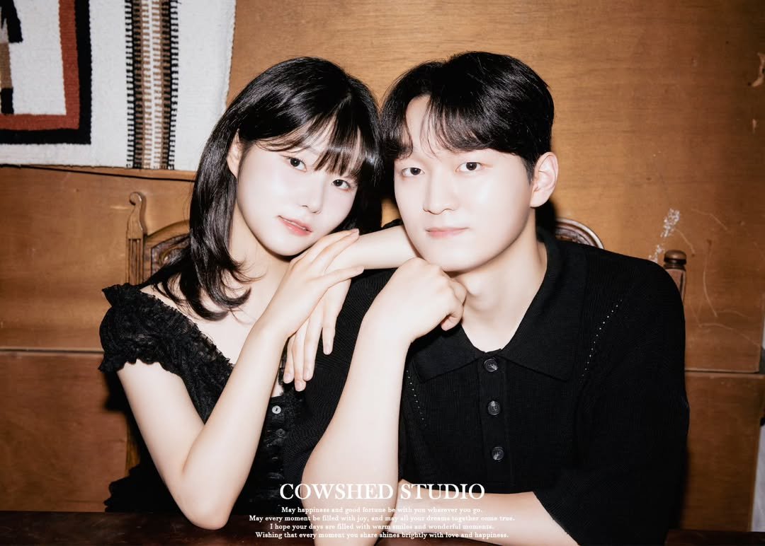 Photo by 외양간 스튜디오 | 홍대사진관 · 커플사진 · 커플스냅· 프로필사진 · 홍대증명사진 in 외양간스튜디오. May be an image of 2 people, bangs and text.