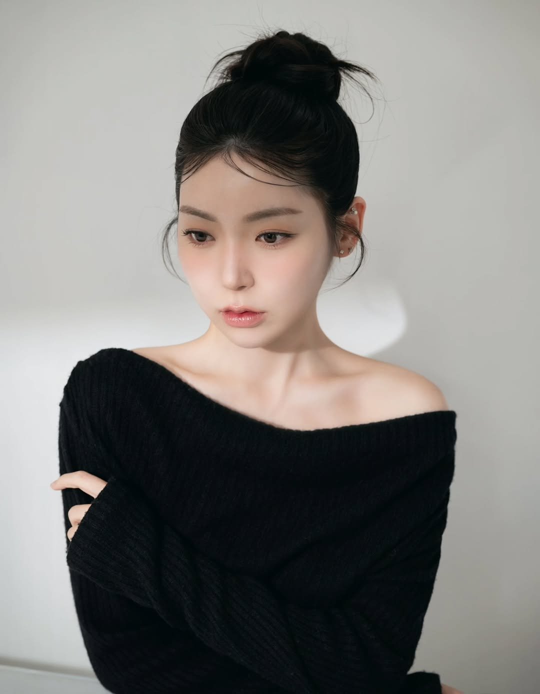 Photo shared by 외양간 스튜디오 | 홍대사진관 · 커플사진 · 커플스냅· 프로필사진 · 홍대증명사진 on March 06, 2026 tagging @9.42kg. May be an image of one or more people, braids, makeup, top, turtleneck and text.