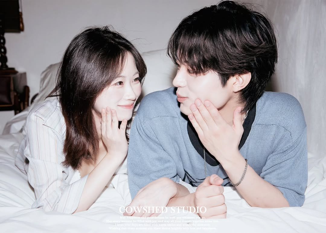 Photo by 외양간 스튜디오 | 홍대사진관 · 커플사진 · 커플스냅· 프로필사진 · 홍대증명사진 on September 16, 2025. May be an image of one or more people, top and text.
