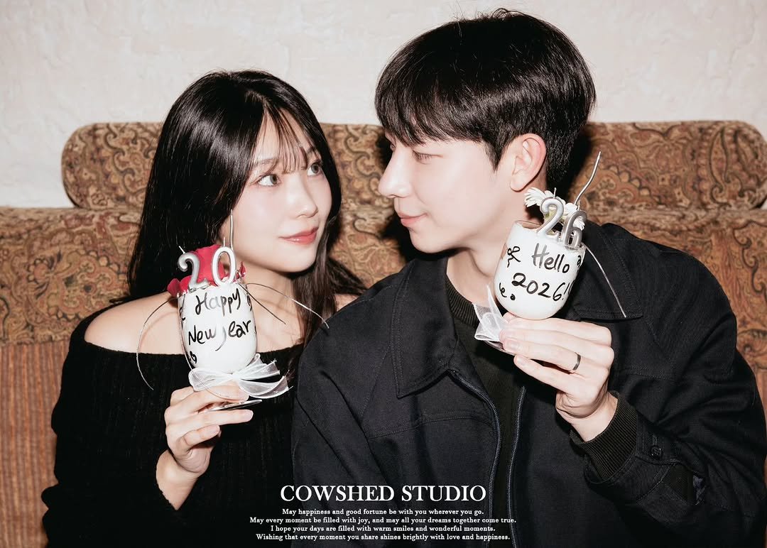 Photo by 외양간 스튜디오 | 홍대사진관 · 커플사진 · 커플스냅· 프로필사진 · 홍대증명사진 on January 08, 2026. May be an image of one or more people, bolo tie and text.