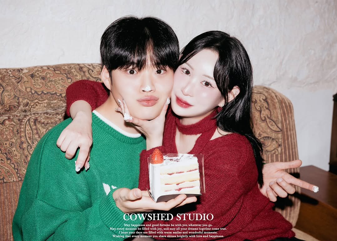 Photo by 외양간 스튜디오 | 홍대사진관 · 커플사진 · 커플스냅· 프로필사진 · 홍대증명사진 on January 02, 2026. May be an image of one or more people and text.