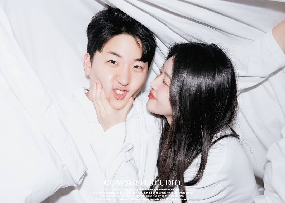 Photo by 외양간 스튜디오 | 홍대사진관 · 커플사진 · 커플스냅· 프로필사진 · 홍대증명사진 on March 21, 2026. May be an image of one or more people, people kissing and text.