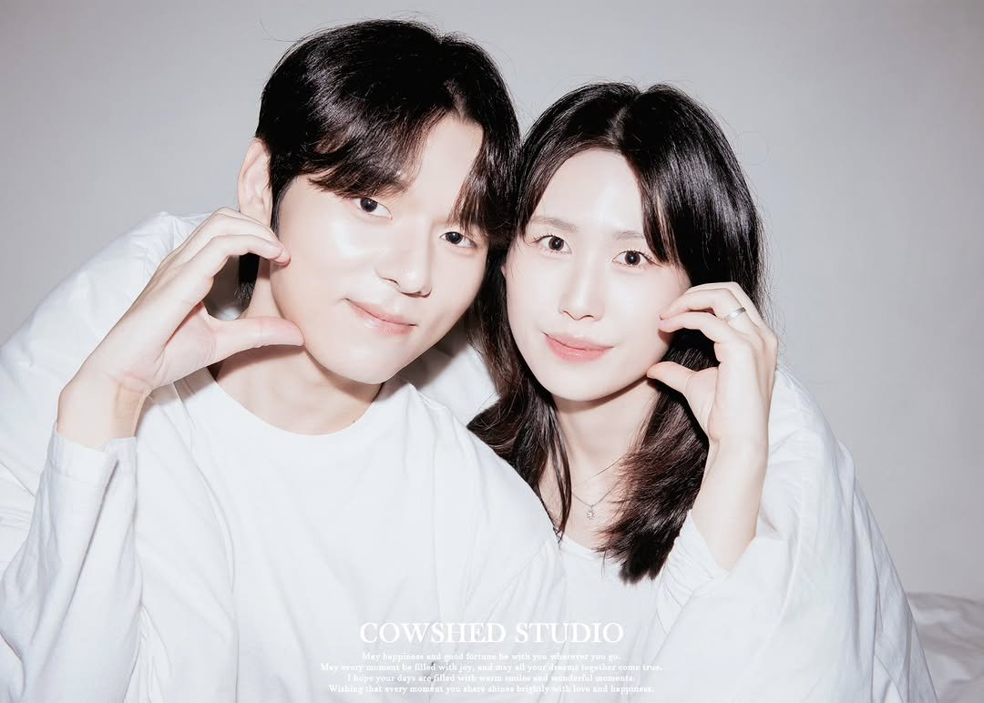 Photo by 외양간 스튜디오 | 홍대사진관 · 커플사진 · 커플스냅· 프로필사진 · 홍대증명사진 on September 30, 2025. May be an image of one or more people and text.
