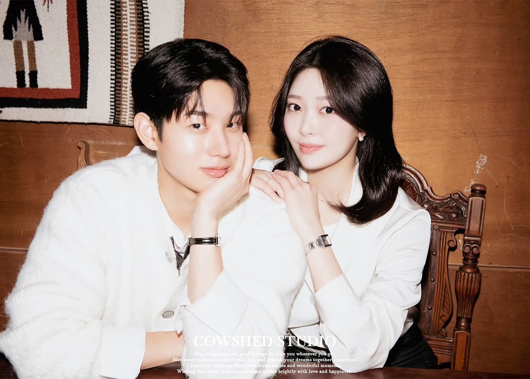 Photo by 외양간 스튜디오 | 홍대사진관 · 커플사진 · 커플스냅· 프로필사진 · 홍대증명사진 in 외양간스튜디오. May be an image of one or more people and text.