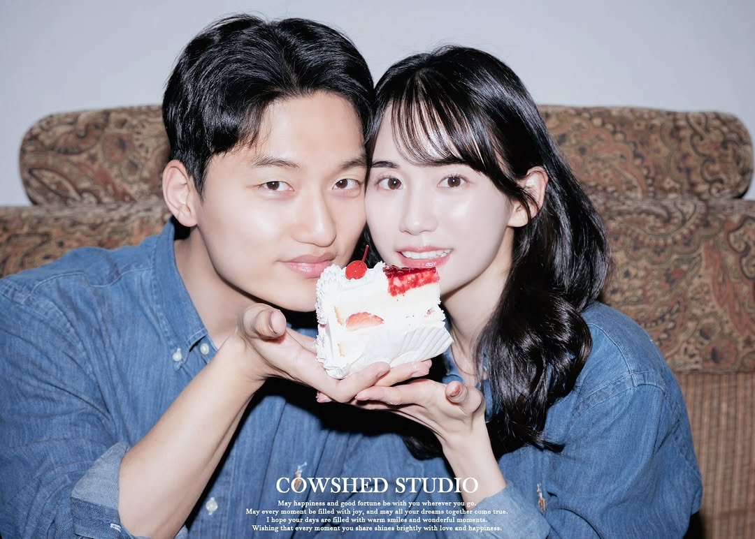 cowshed_studio 게시물 이미지: 외양간 시그니처 배경에 청!?
너무 잘 어울려요😋

#커플사진 #커플사진관 #기념일사진