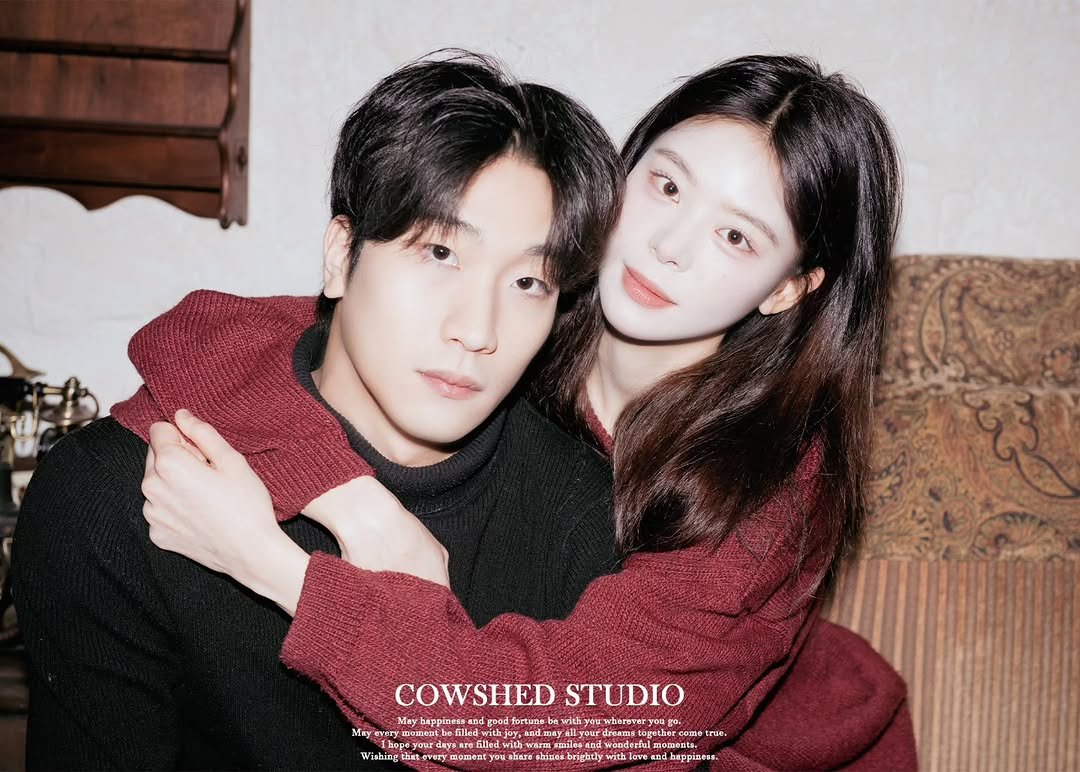 Photo by 외양간 스튜디오 | 홍대사진관 · 커플사진 · 커플스냅· 프로필사진 · 홍대증명사진 on February 20, 2026. May be an image of one or more people and text.