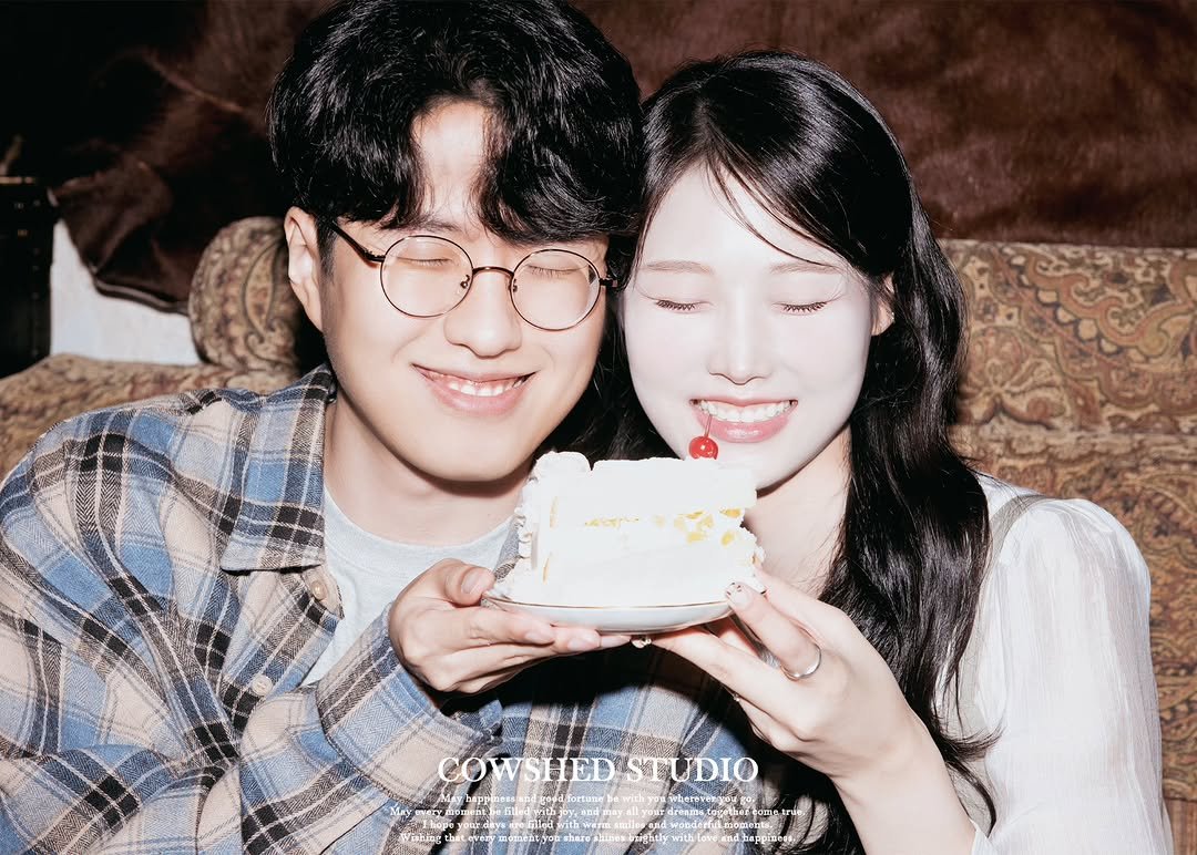 Photo by 외양간 스튜디오 | 홍대사진관 · 커플사진 · 커플스냅· 프로필사진 · 홍대증명사진 on September 29, 2025. May be an image of one or more people and text.