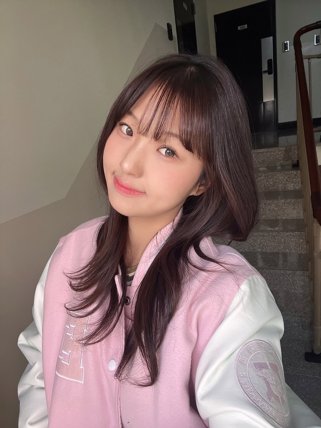 cozy_pink_bear 게시물 이미지: 대학 다니면서 하고픈 거 다 했어요

ex) 핑크가 좋아서 타과 단종 과잠 입고 다니기 💖