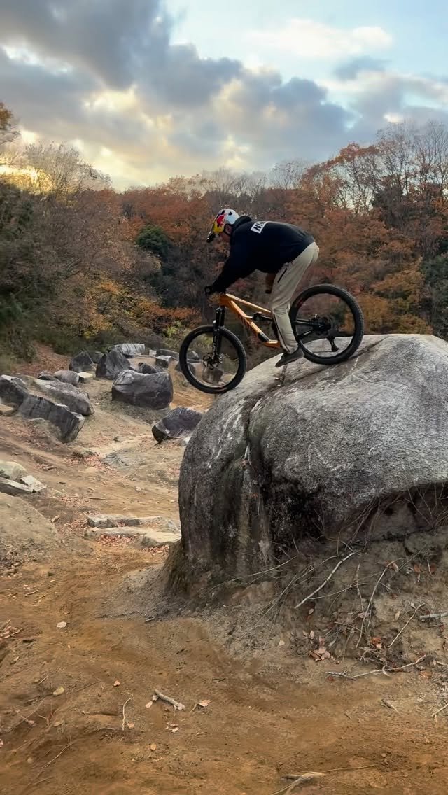 crankbrothers 게시물 이미지: Rock and roll💥

📷 @ayato_trials 
#mtb #bike