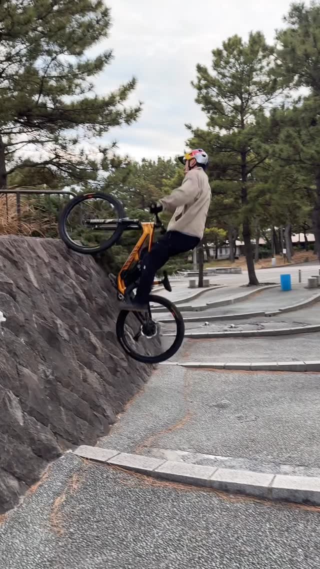 crankbrothers 게시물 이미지: Mountain streeting⛰️🏙️🚲

📹 @ayaki_omori 
#mtb #bike