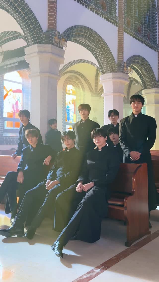 cravity_official 게시물 이미지: 𝗣𝗢𝗩: 𝗬𝗼𝘂 𝗿𝘂𝗻 𝗶𝗻𝘁𝗼 𝗖𝗥𝗔𝗩𝗜𝗧𝗬 𝗱𝘂𝗿𝗶𝗻𝗴 𝘁𝗵𝗲𝗶𝗿 𝗔𝗪𝗔𝗞𝗘...