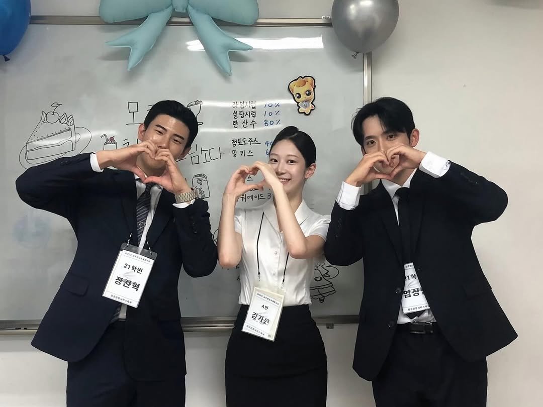 Photo by 크루팩토리 승무원학원 소민쌤 | 인하공전 한서대 항공과입시✈️ on September 11, 2025. May be an image of 3 people, suit and text.
