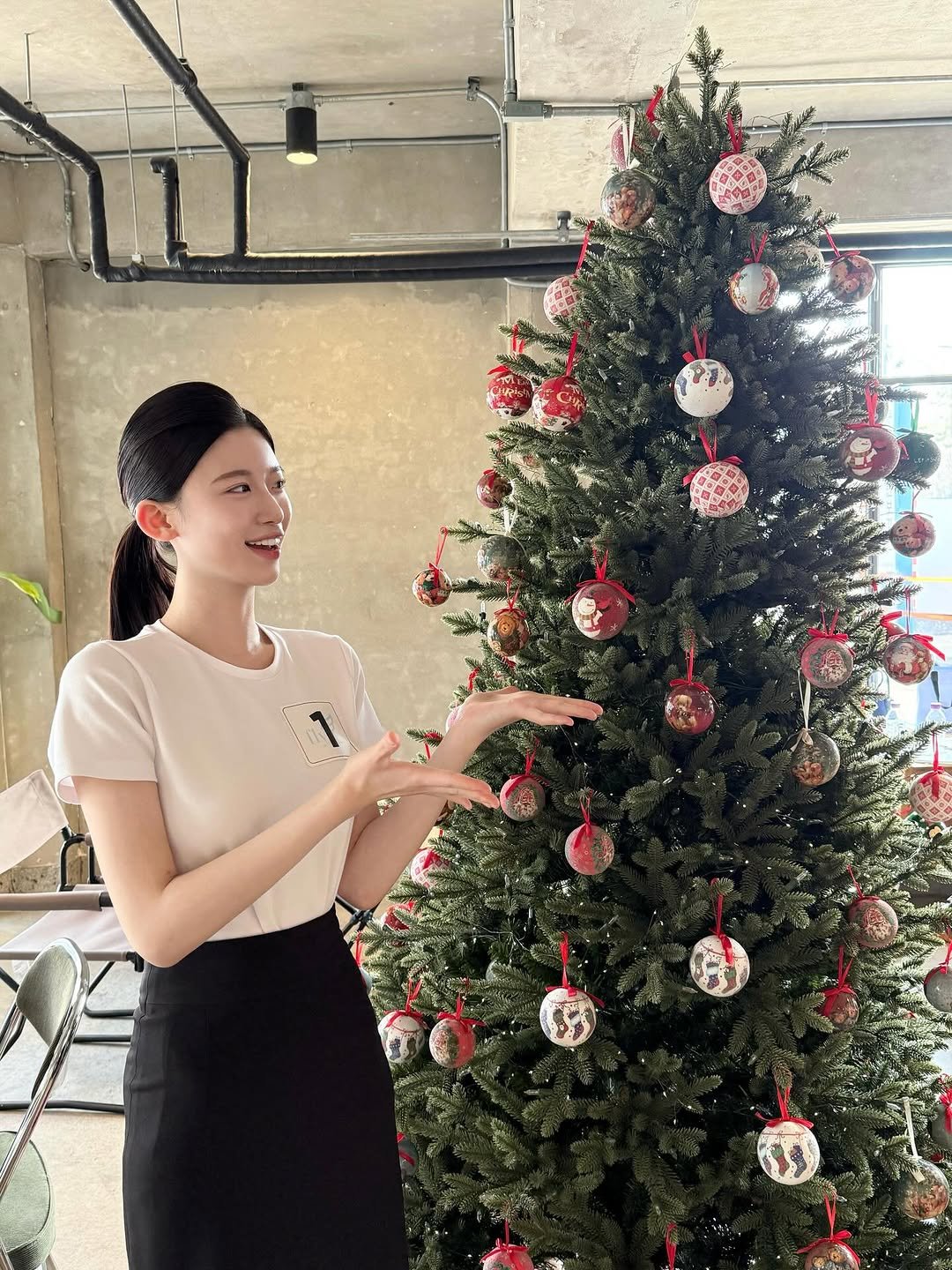 Photo by 크루팩토리 승무원학원 소민쌤 | 인하공전 한서대 항공과입시 on December 11, 2025. May be an image of one or more people, hair, christmas tree, tinsel and text.